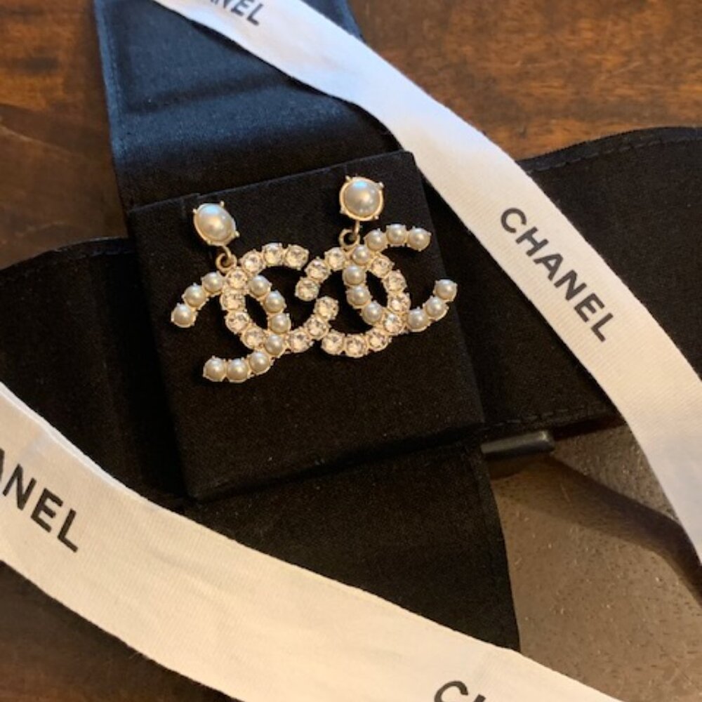 Chanel White Faux Pearls and Crystals - Picture 4 of 10